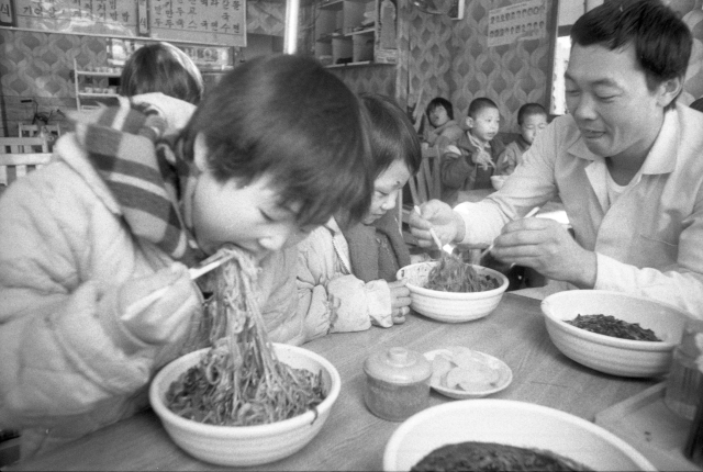 1986년 2월 15일 대구 대성국민학교 졸업식 후 짜장면을 먹는 학생들. 매일신문 DB