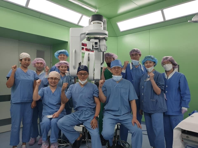 다빈치 SP 로봇수술기로 양측 신장암 동시 부분 신장절제술에 성공한 고영휘 교수(사진 왼쪽에서 세 번째) 팀. 영남대병원 제공.