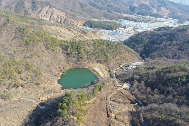 경북 김천시는 14일, 기후변화에 대응하고 탄소흡수 유지 증진을 위해 올해 지역내에 30만 그루의 나무를 심을 계획이다. 사진은 조림사업 현장 모습, 김천시 제공