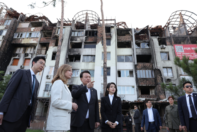 윤석열 대통령과 김건희 여사가 지난해 7월15일(현지시간) 우크라이나 키이우 인근의 이르핀 민가 폭격 현장을 방문하고 있다.연합뉴스