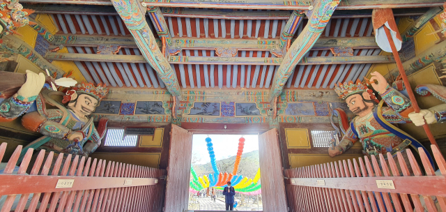 전북 완주 송광사, 충북 보은 법주사, 경남 양산 통도사 등 주요 사찰을 지키던 문이 보물이 된다. 문화재청은 17~18세기에 걸쳐 건립되거나 중창한 금강문과 천왕문 총 8건을 보물로 지정할 계획이라고 16일 예고했다. 사진은 양산 통도사 천왕문. 연합뉴스