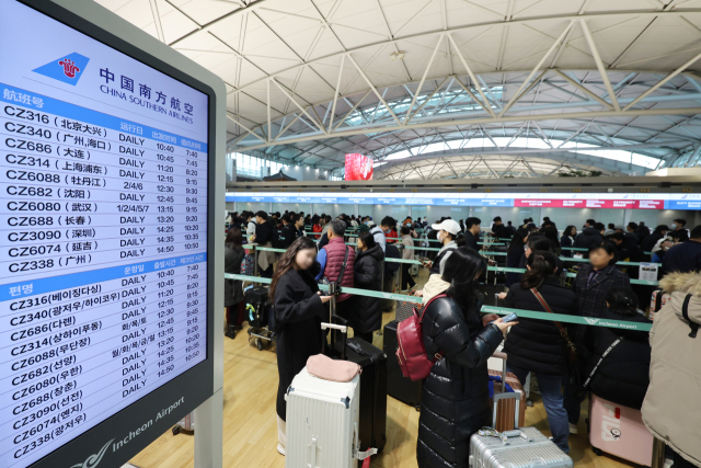 18일 인천국제공항 출국장의 항공편 카운터에 설치된 운항정보판. 연합뉴스