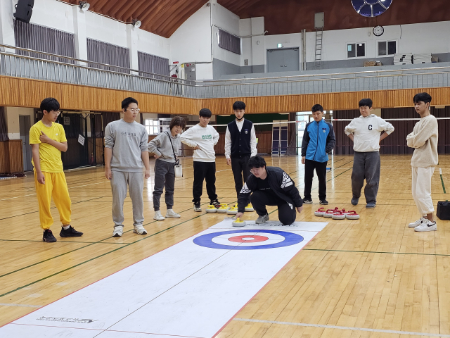 오성중학교 학생들이 지난해 11월 3~4일 1박2일간 학교에서 진행됐던 캠프 활동의 일환으로 플로어 컬링 활동에 참여하고 있다. 대구시교육청 제공