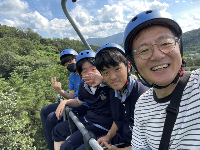 지난해 8월 경북 청도군에서 원화중학교 학생들이 선생님과 함께 루지 체험을 하고 있다. 대구시교육청 제공