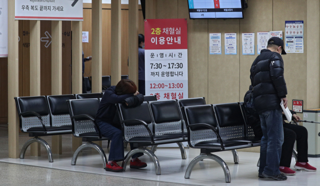 정부의 의대정원 확대에 반발해 전공의들이 집단 사직서를 제출하며 근무를 중단하기로 한 20일 대구 한 종합병원에서 한 보호자가 의자에 기대 쪽잠을 자고 있다. 김영진 기자 kyjmaeil@imaeil.com