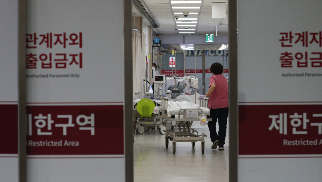 지난 20일 대구 한 종합병원 의료진이 응급실로 들어가고 있다. 김영진 기자 kyjmaeil@imaeil.com