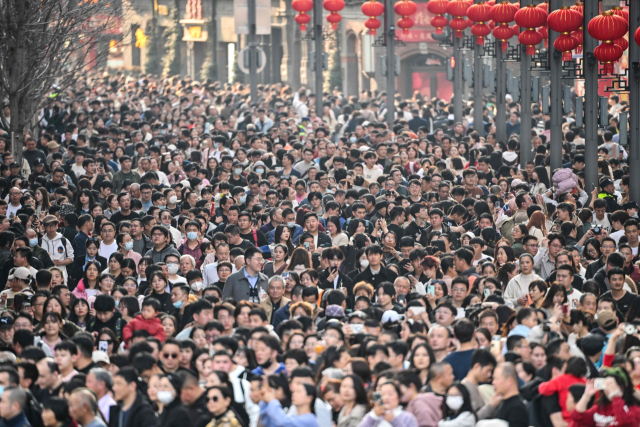 춘제 연휴 기간인 14일 중국 상하이 와이탄에 많은 인파가 몰려 있다. 중국 곳곳에서는 최대 명절인 춘제 연휴를 맞아 다양한 행사가 펼쳐지고 있다. 연합뉴스