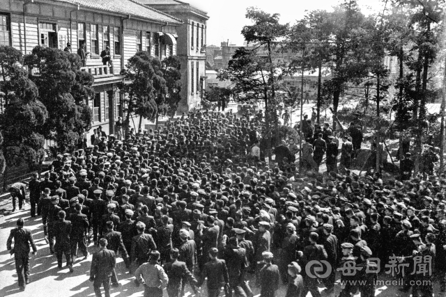 1960년 2월 28일 오후 경북고 학생들이 일요등교 지시에 항의하며 도청광장에(현 경상감영공원) 집결, 선언문을 낭독한 뒤 