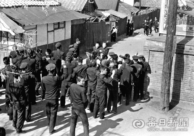 1960년 2월 28일 오후 경북고 학생들이 대구 동인동 도지사 관사 인근 골목에서 