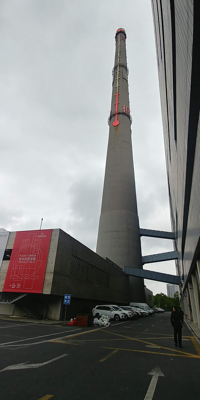 165m 공장 굴뚝은 멀리서부터 나타나는 미술관의 시그니쳐이다.