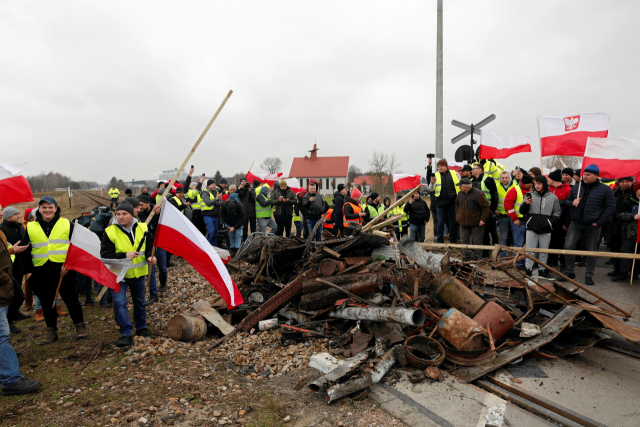 우크라이나산 곡물 수입에 반대하는 폴란드 농민들의 항의 시위가 다시 격화하고 있다. 폴란드 농민 시위대는 20일 메디카 국경 검문소에서 곡물을 싣고 지나가던 화물 기차를 멈춰 세우고 실려있던 곡물을 철로에 쏟아버리는 시위를 벌였다. 연합뉴스