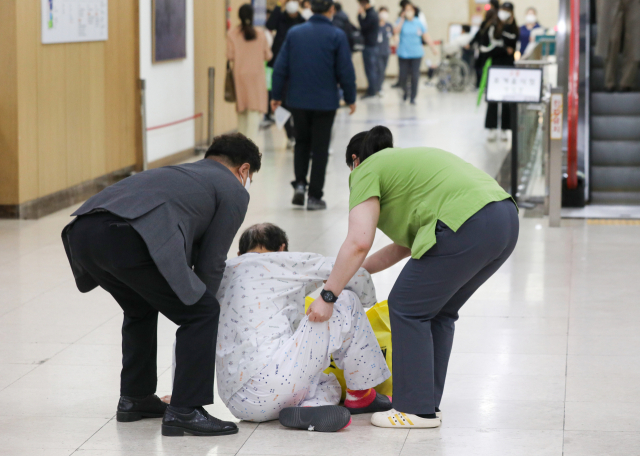 전공의 집단 사직 이틀째인 21일 대구의 한 대학병원에서 주저앉은 환자를 간호사와 직원이 달려와 환자를 일으키려 하고 있다. 안성완 기자 asw0727@imaeil.com
