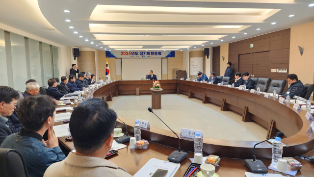 김천상공회의소(회장 안용우)는 지난 21일 2층 중회의실에서 2024년도 정기의원총회를 개최했다. 김천상공회의소 제공