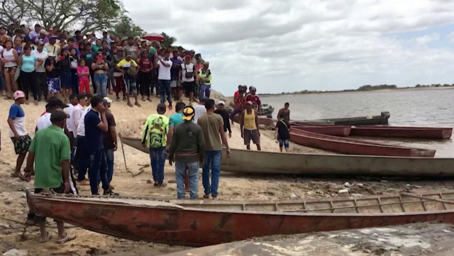 남미 베네수엘라 볼리바르주(州) 라파라구아 지역 부야로카 노천 금광에서 붕괴 사고가 발생했다. 사람들이 구아카라강 항구에서 매몰된 광부들의 정보를 알기 위해 모여 있다. 연합뉴스