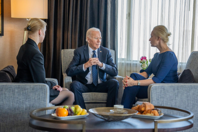 조 바이든 미국 대통령이 22일(현지시간) 샌프란시스코에서 러시아 반정부 운동가 알렉세이 나발니의 아내와 딸을 만나고 있다. AFP=연합뉴스