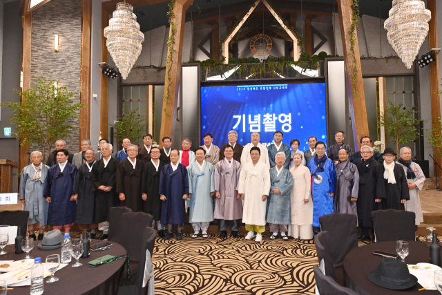2024 경북 유림단체 신년교례회가 진행된 23일 행사에 참가한 내빈들이 기념 촬영을 하고 있다. 김영진 기자