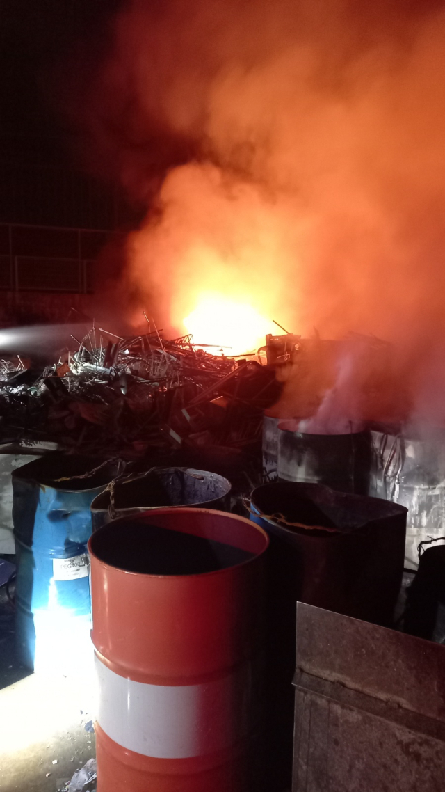 25일 오전 달성군 옥포읍 반송리 한 재활용업체에서 불이 나 업체 내에 보관 중이던 폐기물 등이 탔다. 대구소방안전본부 제공.