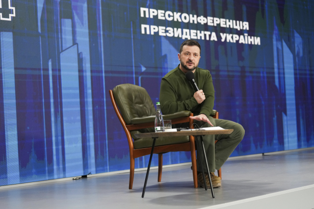 볼로디미르 젤렌스키 우크라이나 대통령이 2024년 2월 25일 일요일 우크라이나 키예프에서 열린 기자회견에서 취재진 질문에 답변하고 있다.