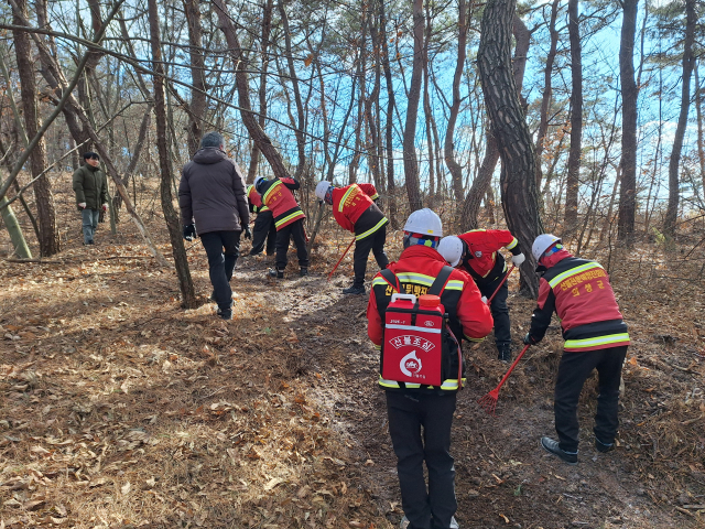 산불전문진화대원들이 산불 진화 훈련을 하고 있다. 의성군 제공