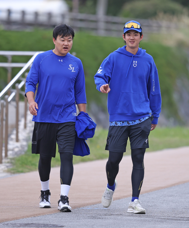 일본 오키나와 온나손의 아카마 구장에서 전지훈련 중 이동하고 있는 구자욱(오른쪽)과 오재일.