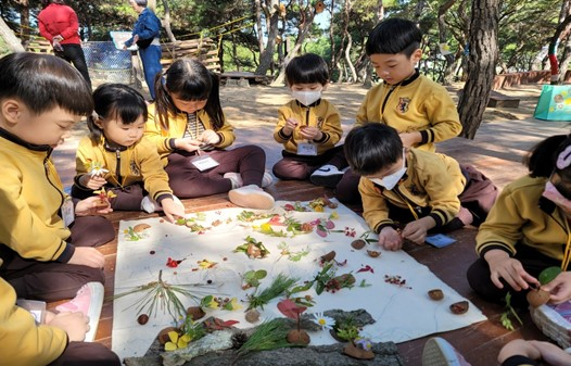 경산시가 3월부터 12월까지 유아숲체험원에서 올해 프로그램을 운영한다. 사진은 유아들이 삼성현 유아숲체험원에서 체험을 하고 있는 모습.