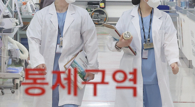 27일 대구 한 대학병원 응급실에서 간호대학교 실습생이 흰 가운을 입고 이동하고 있다. 연합뉴스