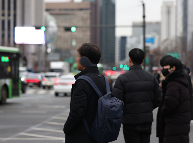 아침 기온이 전날 보다 떨어진 6일 오전 서울 광화문사거리에서 시민들이 길을 건너기 위해 기다리고 있다. 연합뉴스