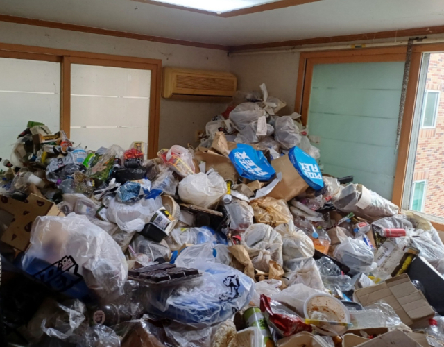 한 고립·은둔 청년의 방을 가득 채운 쓰레기더미. 남구청 제공