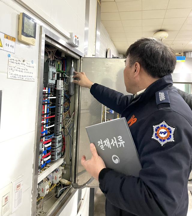 영천소방서 소방관이 전기화재 예방을 위한 소공간 자동소화용구를 점검하고 있다. 영천소방서 제공