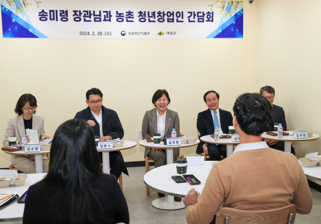 송미령 농림축산식품부장관과 의성 청년창업가들의 간담회. 의성군 제공