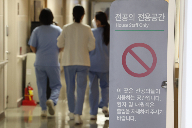 29일 오전 서울 한 대학병원 의국에서 의료진이 
