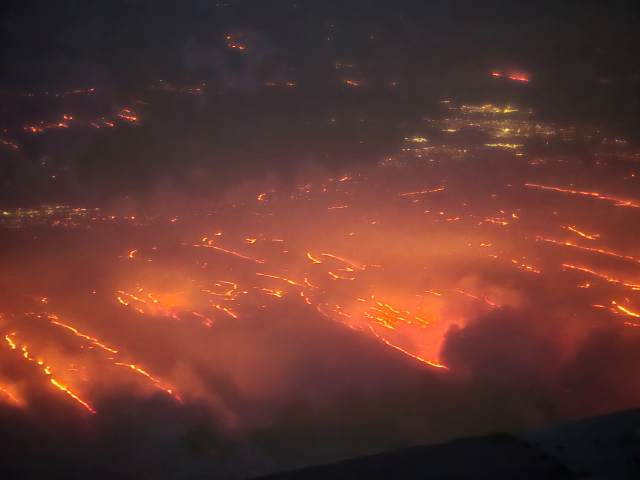27일(현지시간) 미국 텍사스주에서 발생한 산불이 광범위한 면적을 태우며 계속 번지고 있다. 텍사스 산불은 지난 26일 발화 이후 서울 면적의 5배가 넘는 규모의 삼림과 민가 등을 잿더미로 만들었다. [소셜미디어 제공] 연합뉴스