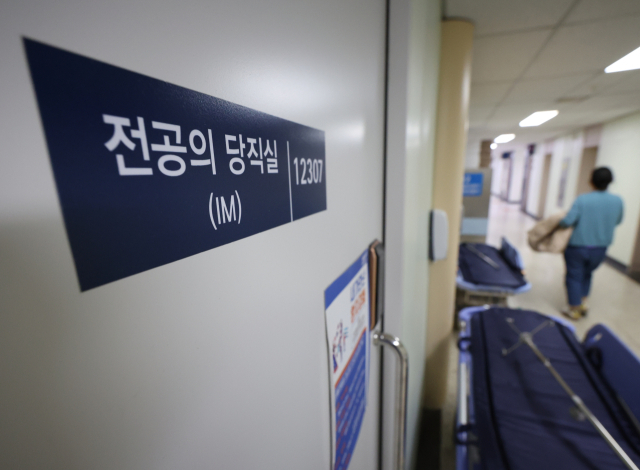 서울 한 대학병원에서 한 관계자가 전공의 당직실을 지나치고 있다. 연합뉴스