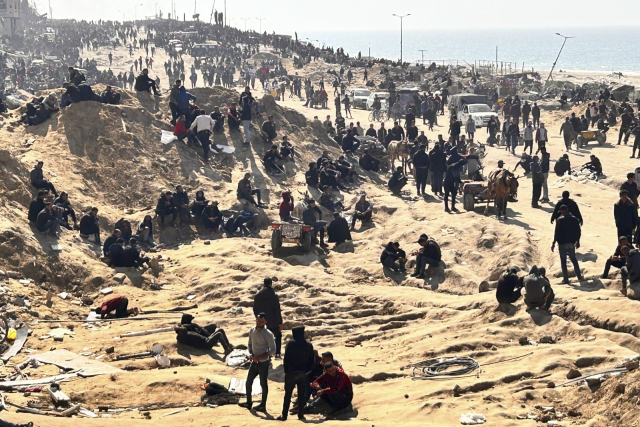 25일(현지시간) 가자지구 가자시티 해변에서 팔레스타인인들이 인도주의적 지원을 기다리고 있다. 연합뉴스