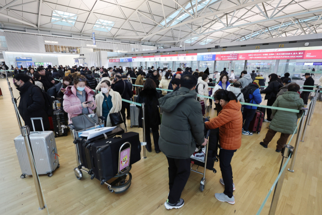 인천국제공항 출국장에서 여행객들이 체크인을 위해 줄을 서 있다. 연합뉴스