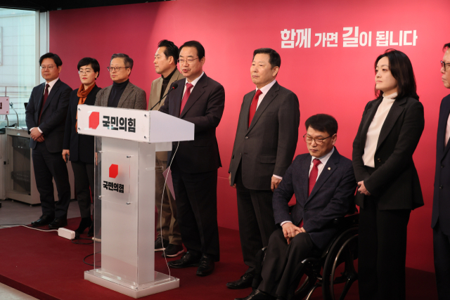 국민의힘 정영환 공천관리위원장이 1일 서울 여의도 중앙당사에서 제3차 경선 지역 결과를 발표하고 있다. 연합뉴스