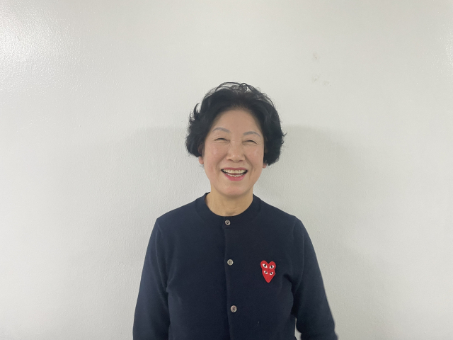 장귀련 씨를 친정엄마처럼 살뜰히 모시는 한옥자 씨. 한 씨의 봉사 경력은 30년이 넘는다. 한 씨는 2018 대구자원봉사대상에 선정되기도 했다.