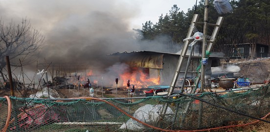 대구 달서구 도원저수지 남편 인근의 한 농막에서 불이 나 60대 남성 1명이 화상을 입고 병원으로 이송됐다. 대구소방안전본부 제공