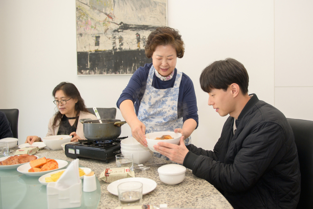 남성희 대구보건대 총장이 교직원들에게 직접 만든 김치찌개를 대접하고 있다. 대구보건대 제공