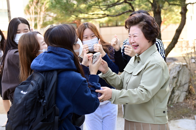 남성희 대구보건대 총장이 학생과 소통하고 있다. 대구보건대 제공