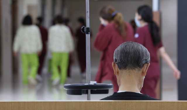25일 오전 한 환자가 서울 시내 한 대형병원 의자에 앉아 있다. 연합뉴스
