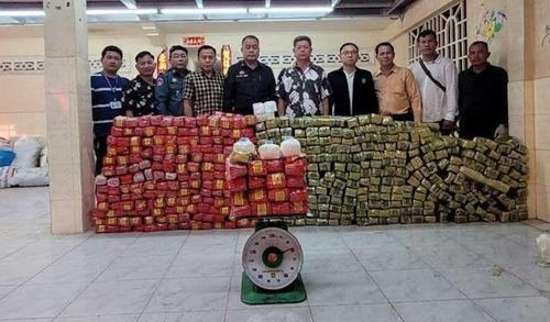캄보디아당국에 체포된 마약범죄 용의자들과 압수물품.(해당 기사와 직접 상관없음). 일간 크메르타임스