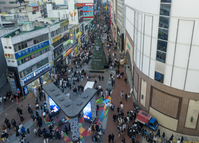 동성로 거리가 시민들로 붐비고 있다. 매일신문DB