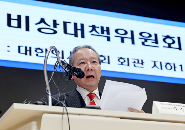 주수호 대한의사협회 비상대책위원회 언론홍보위원장이 5일 오후 서울 용산구 대한의사협회 회관에서 정례 브리핑을 하고 있다. 연합뉴스