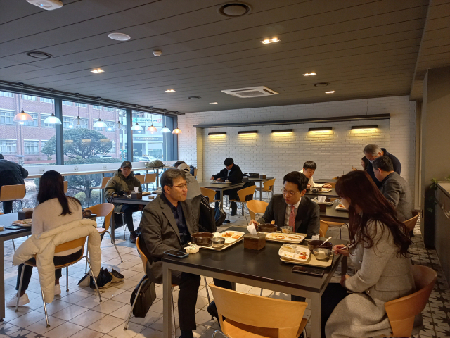 5일 경북대학교 학생식당. 안중곤 대구시 경제국장과 대학생들이 함께 아침 식사를 하고 있다. 대구시 제공