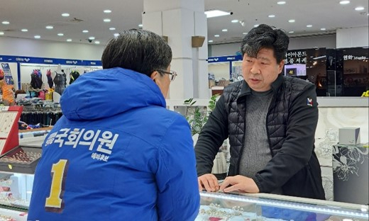 권택흥 4·10 총선 예비후보(대구 달서구갑·더불어민주당)는 5일 대구 달서구 용산동 대구기업명품관을 찾아 상인들과 대화를 나누고 있다. 권택흥 예비후보 제공