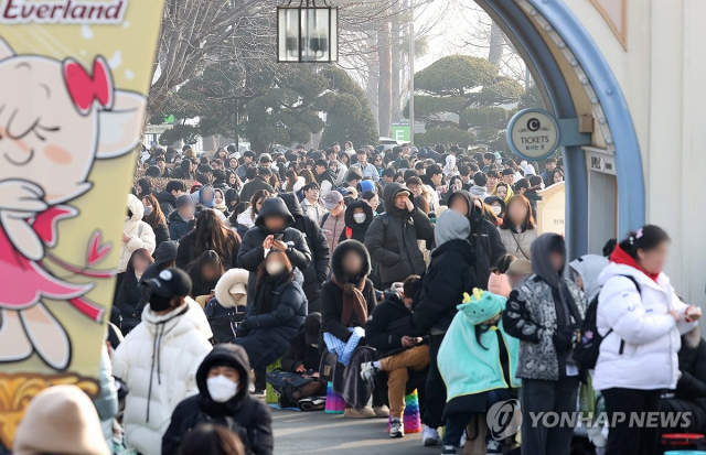 푸바오가 일반 관람객들을 만나는 마지막 날인 3일 경기 용인시 에버랜드 앞에서 관람객이 입장을 기다리고 있다. 푸바오는 오는 4일부터 판다월드 내실에서 야생동물 이동에 대한 국제 규정에 따라 건강, 검역 관리를 받고 이송 케이지 사전 적응 훈련에 나섰다. 사진공동취재단=연합뉴스