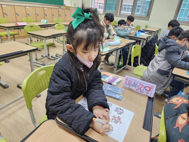 지난 3월 5일 대구 달성군 유가읍에 있는 비슬초 1학년 한 학생이 늘봄학교 팝아트 프로그램에 참여하고 있다. 매일신문 DB