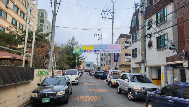 지난달 28일 대구한의대학교 인근에 설치된 다국어 쓰레기 불법투기 금지 현수막 사진. 수성구청 제공