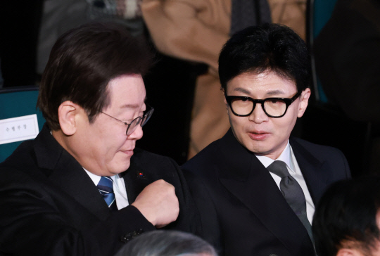 한동훈(오른쪽) 국민의힘 비상대책위원장과 이재명 더불어민주당 대표. 연합뉴스